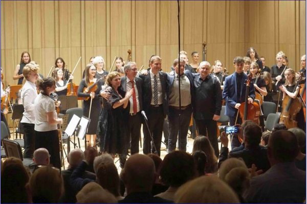 Das Projektteam auf der Bühne nach dem 1. Konzert in der Musikschule von Oświęcim am 8.
Mai 2022